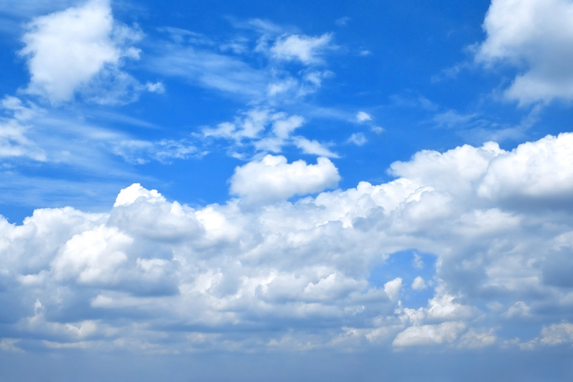 層積雲が二分する鮮やかな青空の写真画像