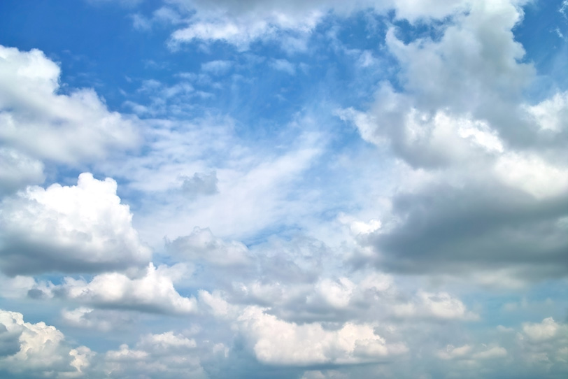 並積雲が群れ集う雄大な青空の写真画像