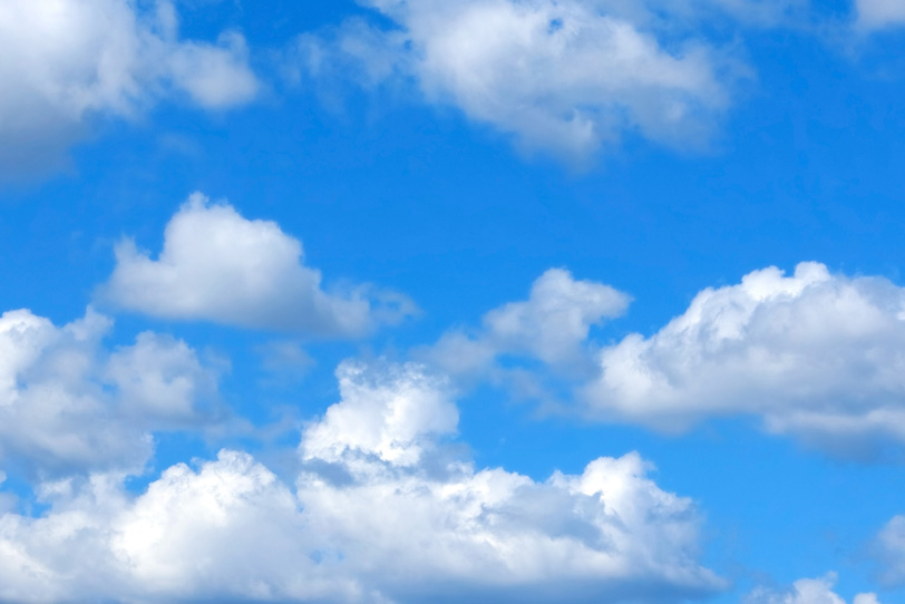 白い雲を引き立てる鮮麗な青空の写真画像