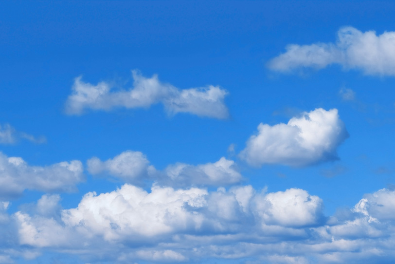 青空と群れるように重なる雲の写真画像