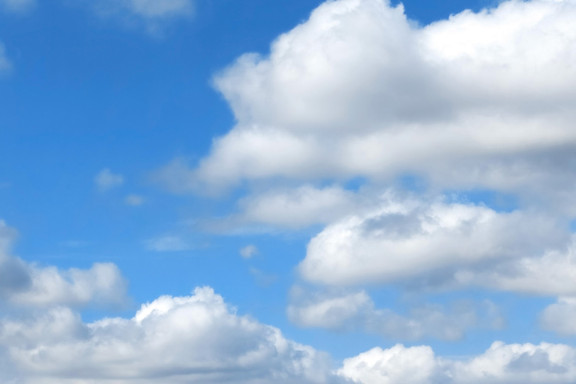 青空に寄り集まる扁平積雲の写真画像