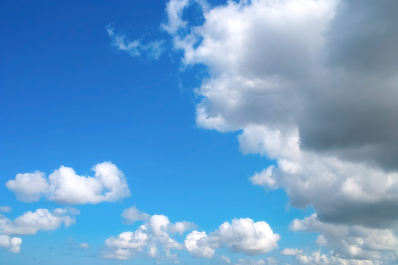 巨きな雲が浮かぶ澄み渡る青空の写真画像