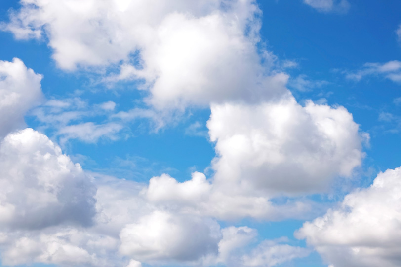 青空と上に連なる白い綿雲の写真画像