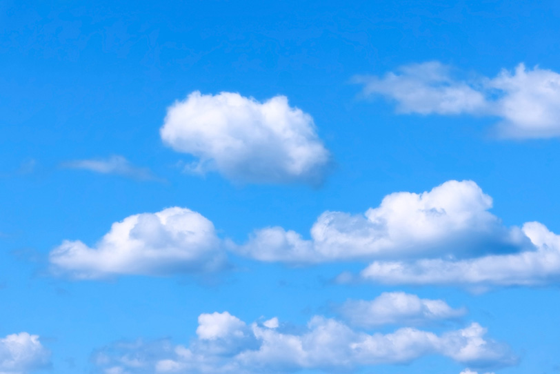 青空に並んで浮遊する積雲の写真画像