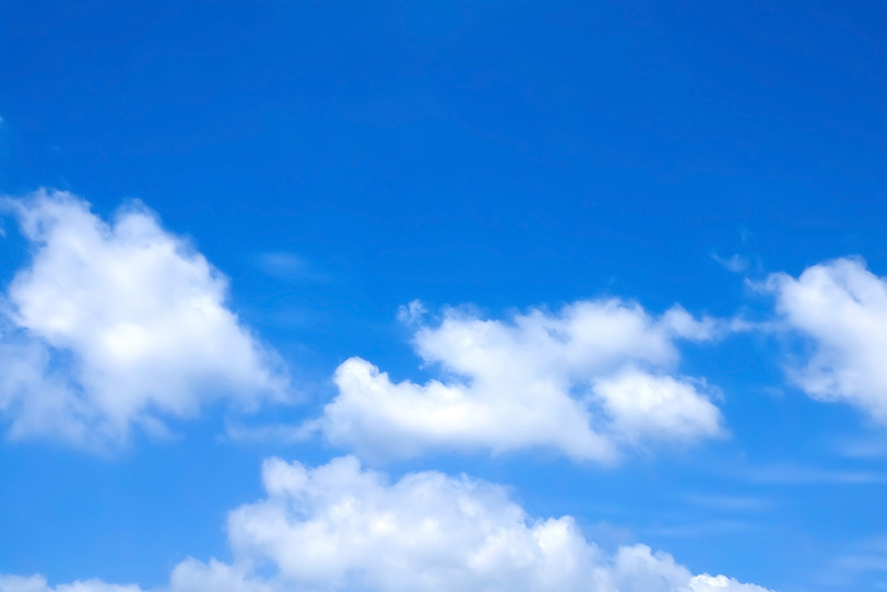 青空と風に流される断片雲の写真画像
