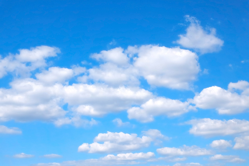 青空とのんびりとした扁平雲の写真画像