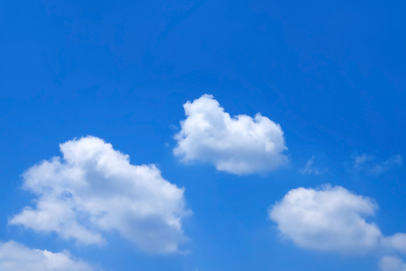 青空にふわふわと流れる白小雲の写真画像