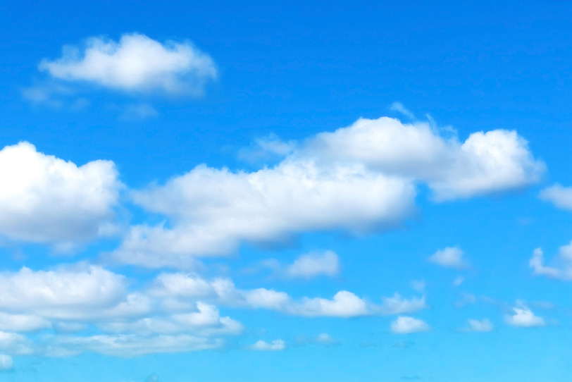 清明な青空に浮かび漂う雲の写真画像