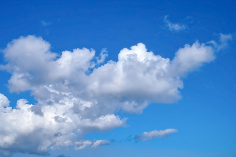 青空に伸びる雲の塊の写真画像