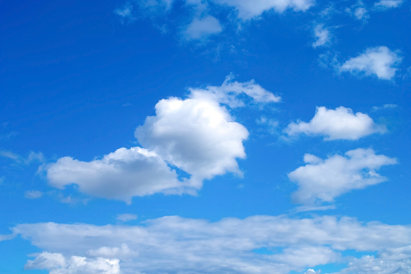 美しい青空に漂う雲の写真画像