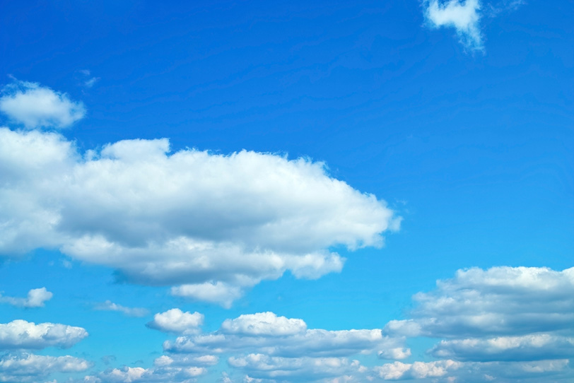 青空の下に並ぶ扁平積雲の写真画像