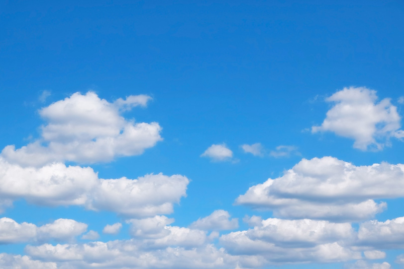 重なる雲の上の透き通った青空の写真画像