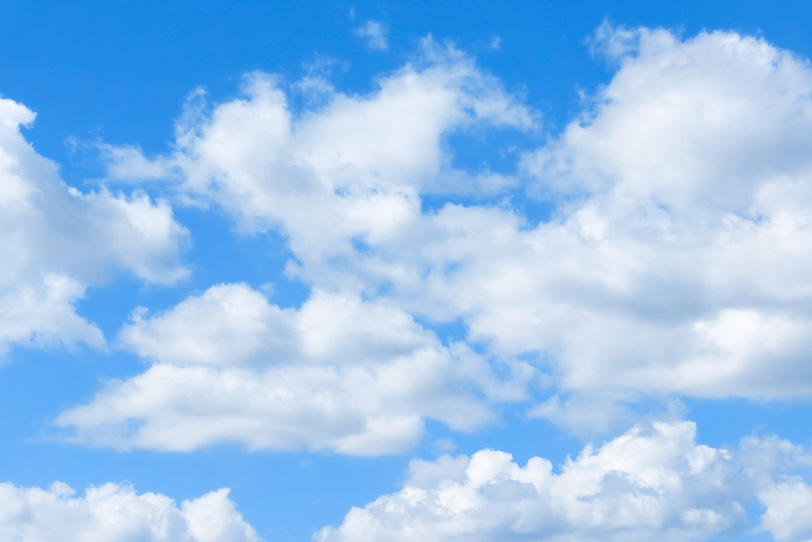 白い並雲が寄り添う青空の写真画像
