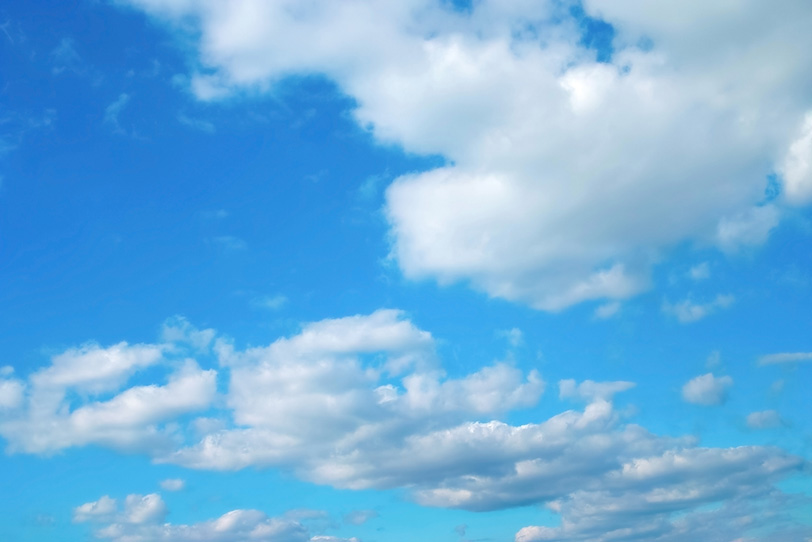 青空と連ねる扁平積雲の写真画像