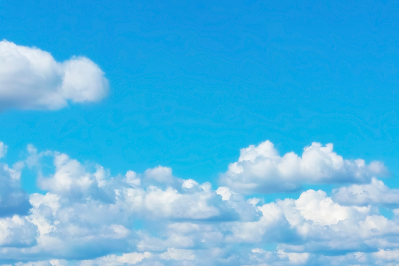 明澄な青空を長閑に流れる雲の写真画像