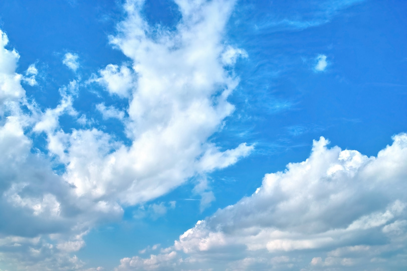 群雲が割れて広がる青空の写真画像