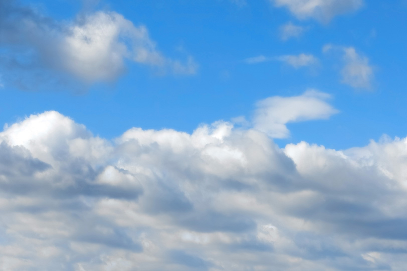 青空を分かつ厚い雲の壁の写真画像