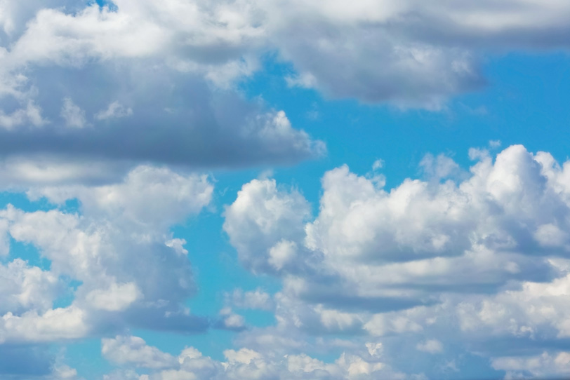 叢る並積雲と青空の写真画像