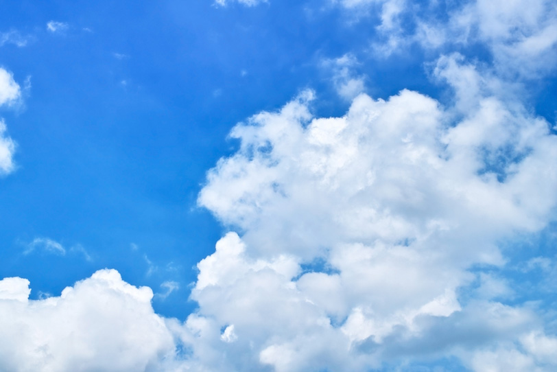 青空に湧く真っ白な並積雲の写真画像