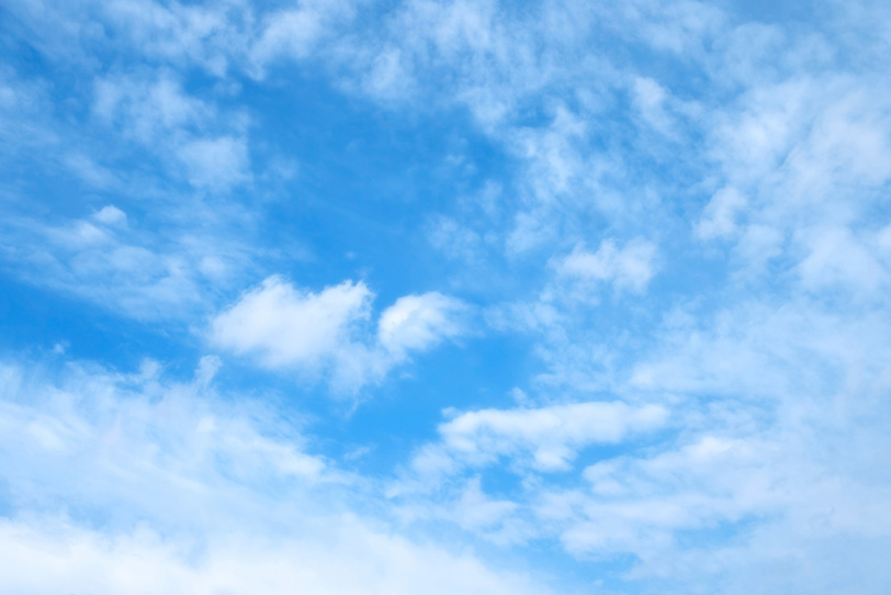 青空に立ち籠める薄い雲の写真画像