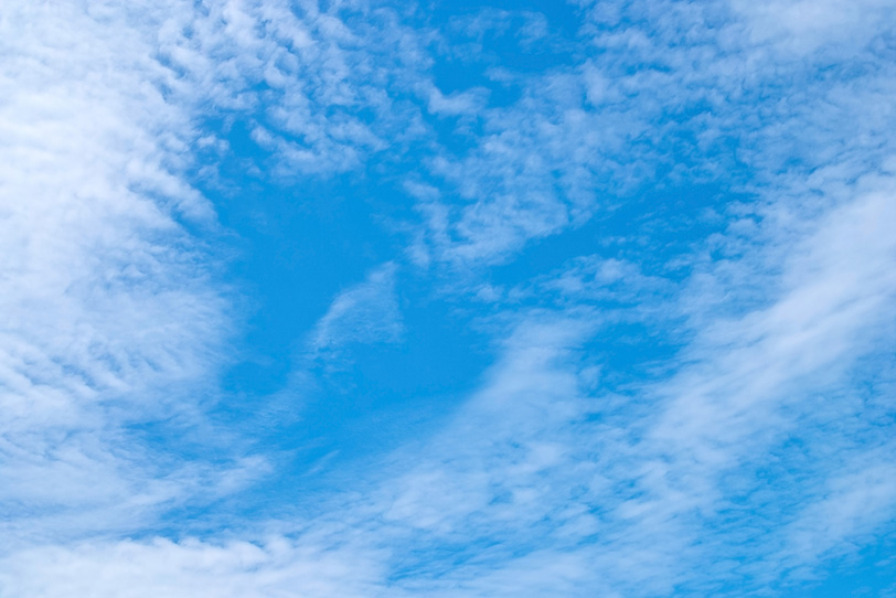 青空に張る房状巻雲の写真画像