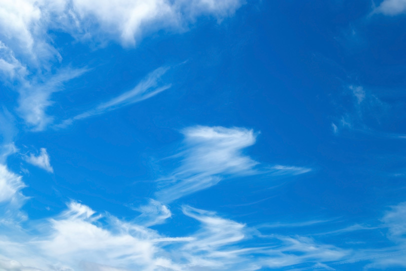 青空に飛翔する鉤状雲の写真画像