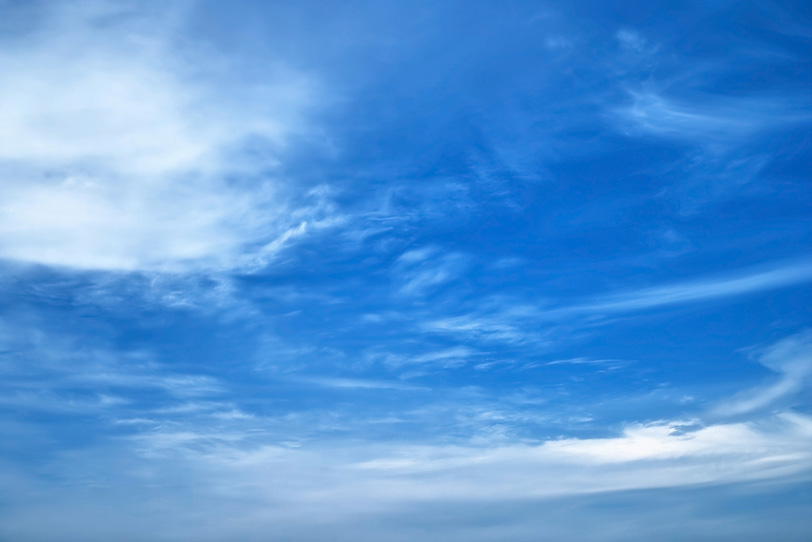 青空に白い筋を描く雲の写真画像