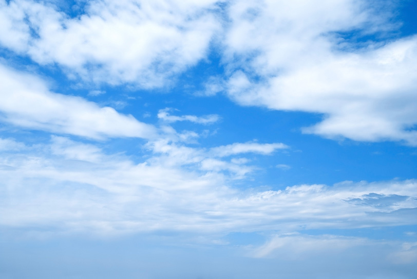 青空と神々しい雲の平原の写真画像