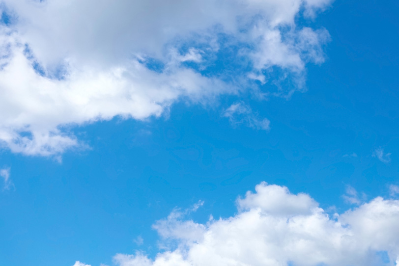 雲に挟まれる透徹した青空の写真画像