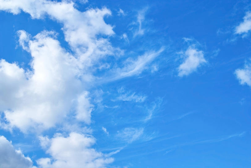 青空に幾つもの触手を伸ばす雲の写真画像