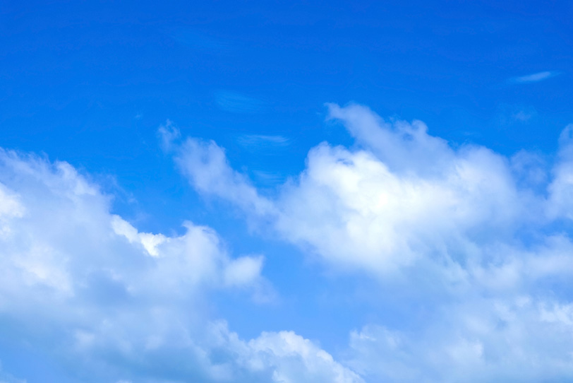 清爽な雲が湧き上る青空の写真画像