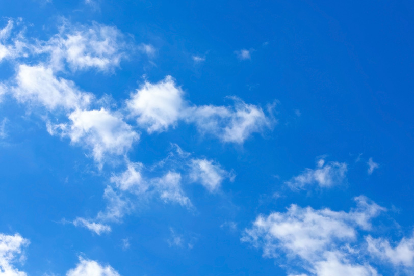 青空に浮かぶ疎らな雲の写真画像