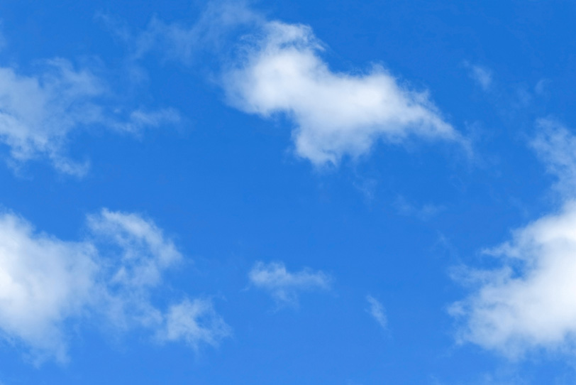 青空に染み込む白い雲の写真画像