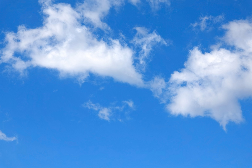 白い雲がバラける様に浮かぶ青空の写真画像