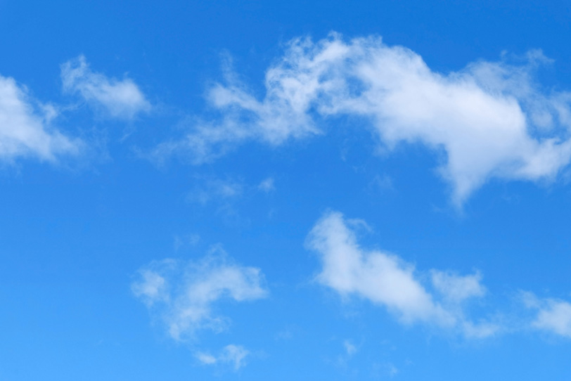 青空を彷徨うように漂う断片雲の写真画像