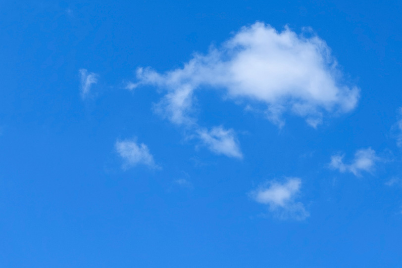 青空に孤立した小さな雲の群れの写真画像