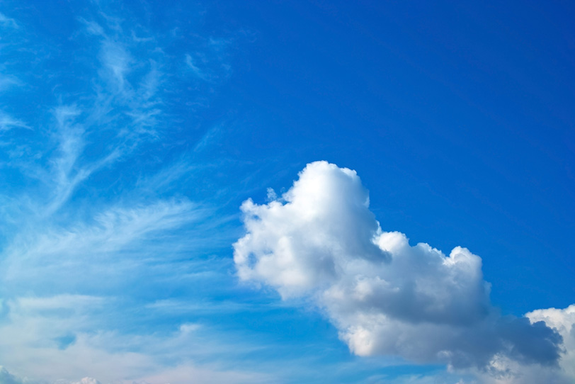 積雲と巻雲が重なる青空の写真画像