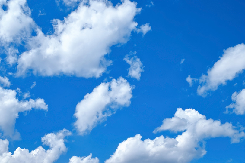 濃い青空に浮き立つ白小雲の写真画像