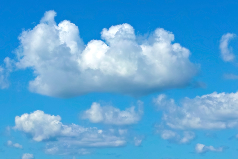 青空を堂々と行進する並雲の写真画像