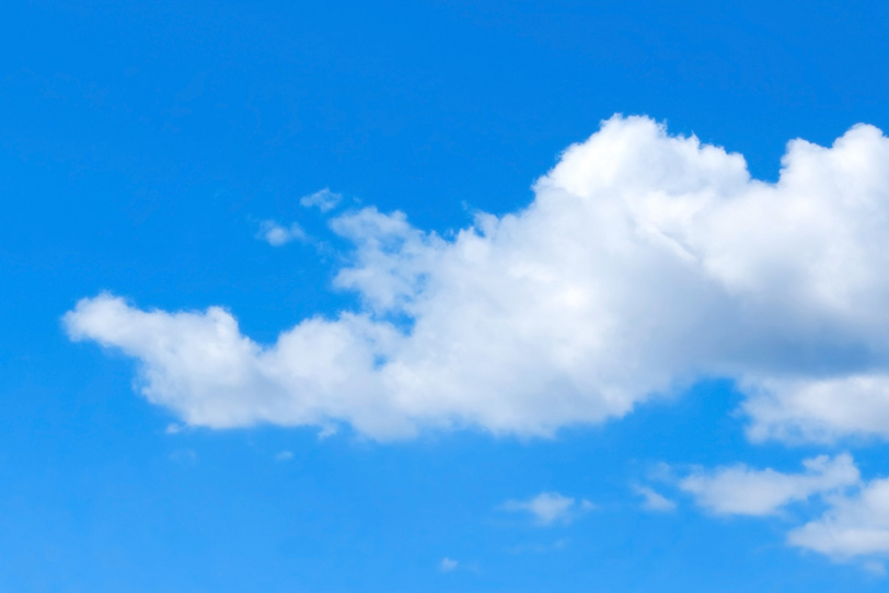 青空と横に伸びる白い雲の写真画像