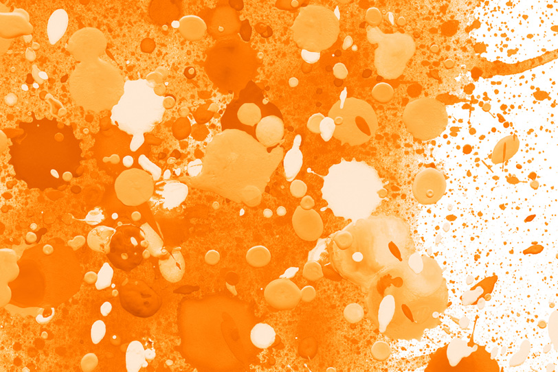 飛沫がオレンジ色のバックグラウンド写真