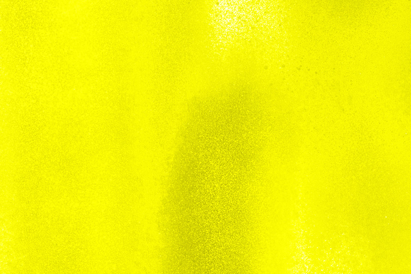 シンプルな黄色をスプレーした壁紙
