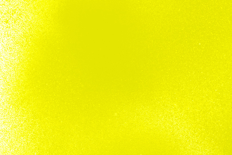 黄色をスプレーしたシンプルな背景