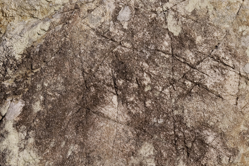 人工的な傷のある岩肌の写真画像