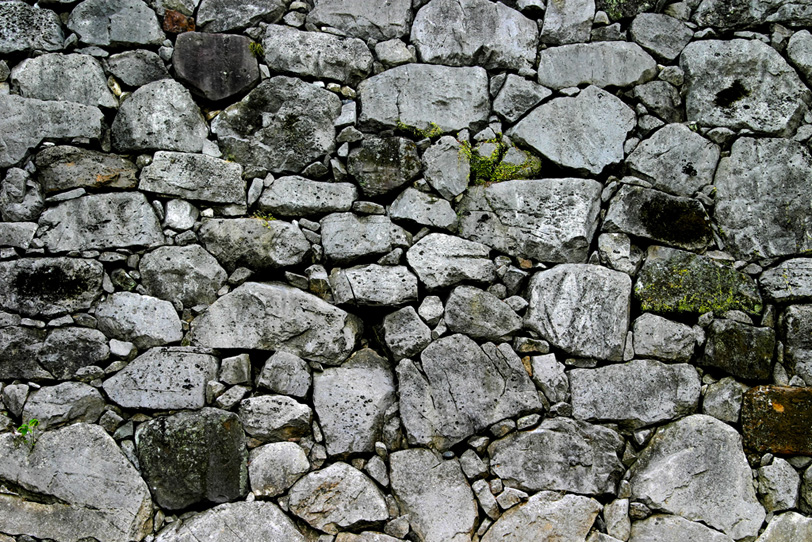 大小の石を無数に積み上げた堀の写真画像