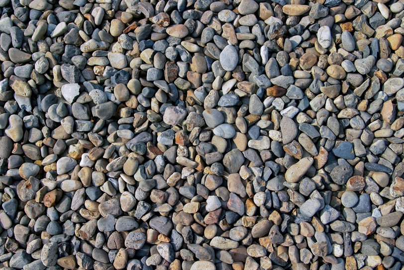色々な種類の無数の小石の写真画像