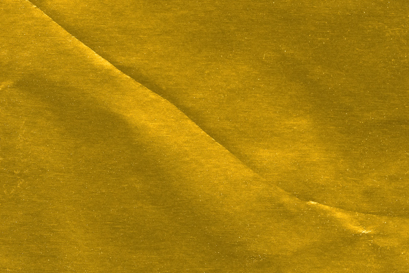 金色の折目の入った紙の写真画像