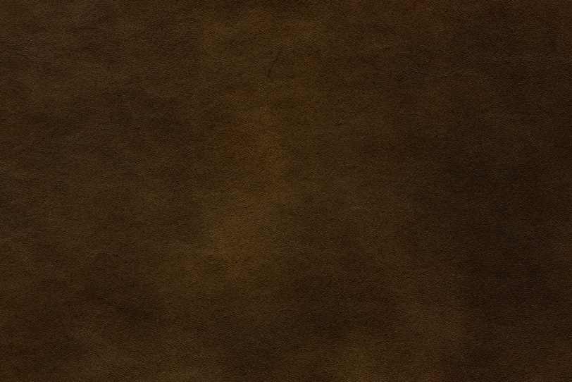皺と斑のある焦茶色の牛革の写真画像