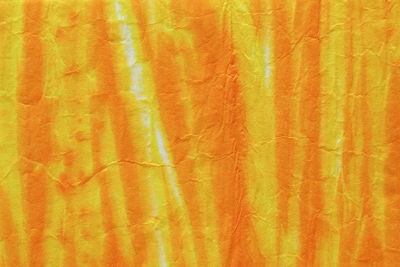 橙色に染められた和紙の写真画像