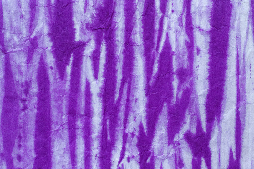 柳絞りで染められた紫色の和紙の写真画像
